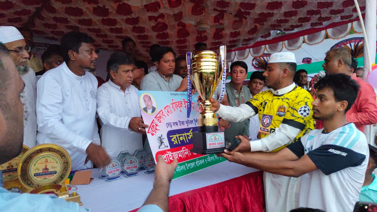 নবীনগরে দেড় লাখ টাকার ফুটবল টুর্নামেন্টের ফাইনালে দর্শকদের ঢল