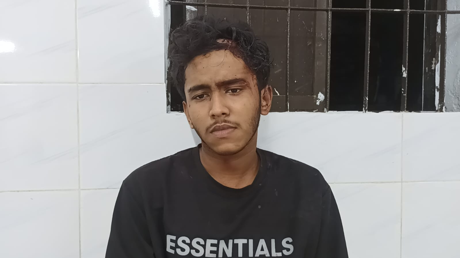 চাঁদপুর শহরে সিনিয়র-জুনিয়র দ্বন্দ্বে কিশোরকে কুপিয়ে জখম, মাথায় ৭ সেলাই।