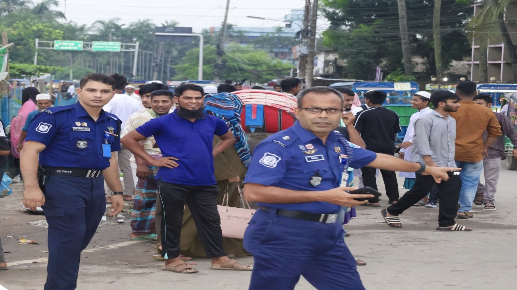 চাঁদপুর পুলিশ সুপারের নেতৃত্বে শহরে যানজট নিরসনে অবৈধ ব্যাটারি চালিত অটো রিকশা চলাচল নিয়ন্ত্রণে ট্রাফিক পুলিশের বিশেষ অভিযান
